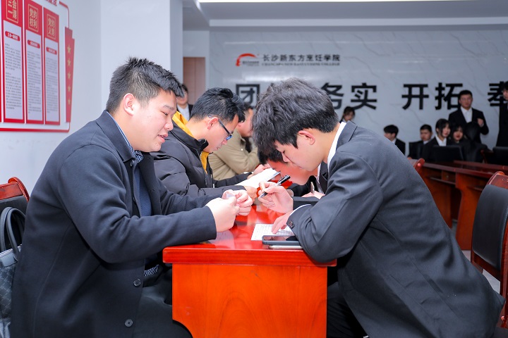 ��������У�@��Ƹ��(hu��)