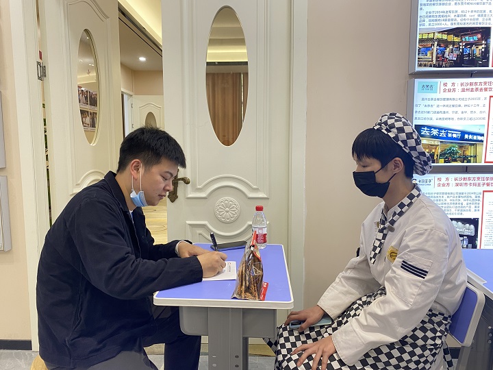 ���c(di��n)���I(y��)У����Ƹ