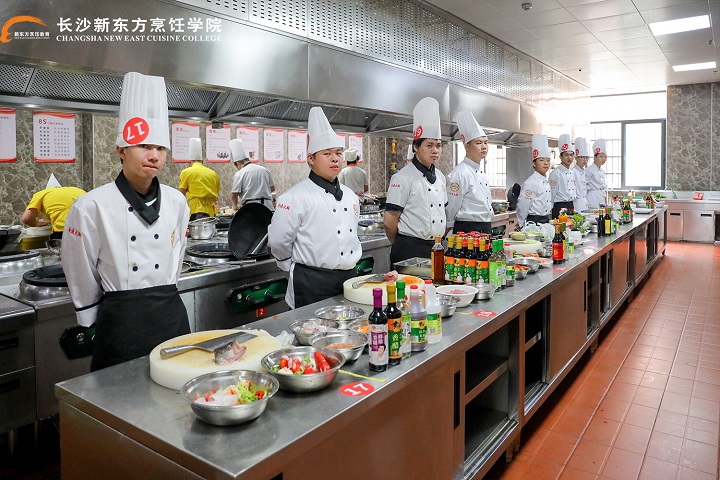 長沙新東方做“六有”新人